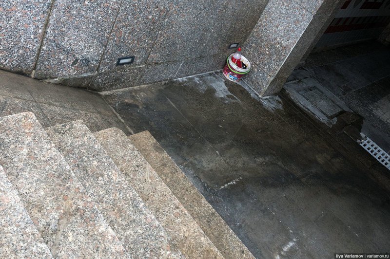 А это подземный переход прямо около президентского дворца. На фото не видно, но тут тоже лужа, повсюду плесень какая-то и все потихоньку разваливается А это подземный переход прямо около президентского дворца. На фото не видно, но тут тоже лужа, повсюду плесень какая-то и все потихоньку разваливается Ашхабад, пыль в глаза, туркменистан