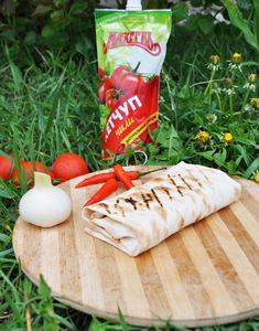 Фото к рецепту: Хрустящие конвертики из лаваша с курицей и овощами Фото к рецепту: Хрустящие конвертики из лаваша с курицей и овощами