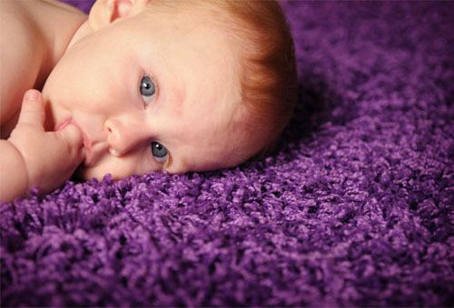 Ребенок на ковре