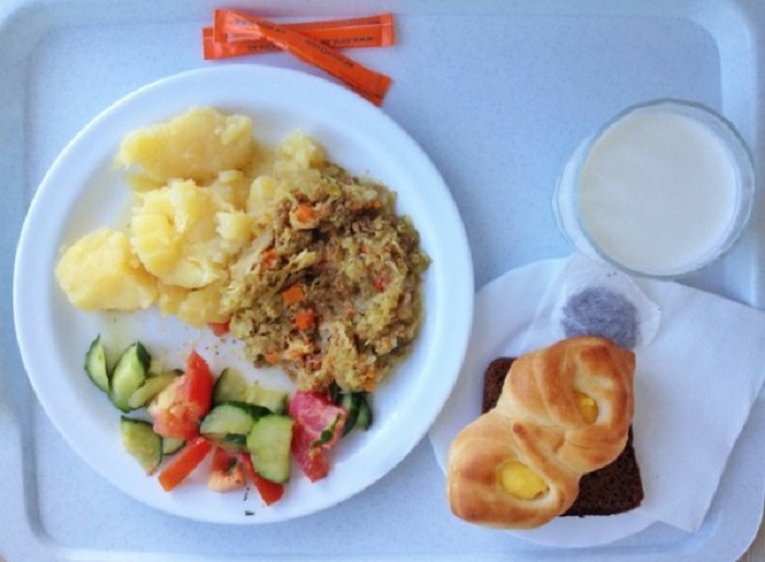 Картофельное пюре, салат, рагу из капусты и мяса, булочка, молоко. Картофельное пюре, салат, рагу из капусты и мяса, булочка, молоко.