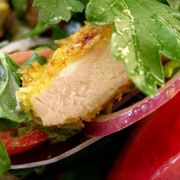 Салат с овощами и курицей карри.