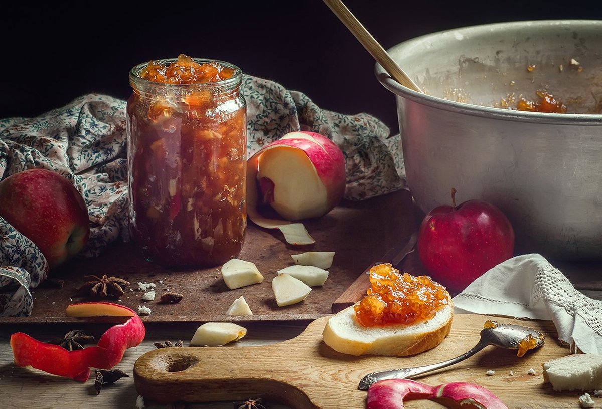 5 простых рецептов из яблок: идеальная шарлотка, чипсы, соусы и много пастилы