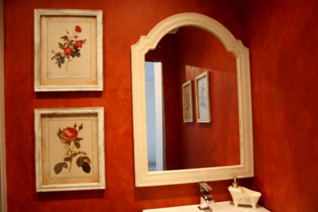 Красная ванная комната, декор стен картинами, красный в интерьере