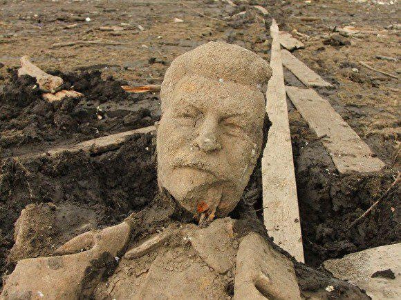 Памятник Сталину, сброшенный в пруд 60 лет назад