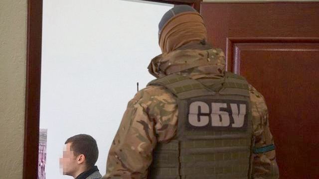 На Украине депутат напал на сотрудника СБУ во время обысков
