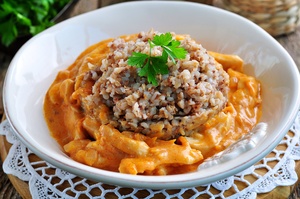 Фото к рецепту: Куриное филе в сметанном соусе с гречкой Фото к рецепту: Куриное филе в сметанном соусе с гречкой