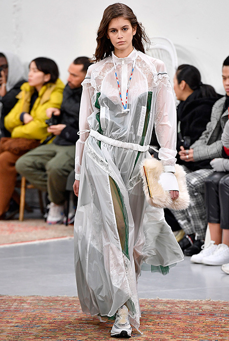 Кайа Гербер в наушниках BeatsX на показе женской коллекции Sacai pre fall 19