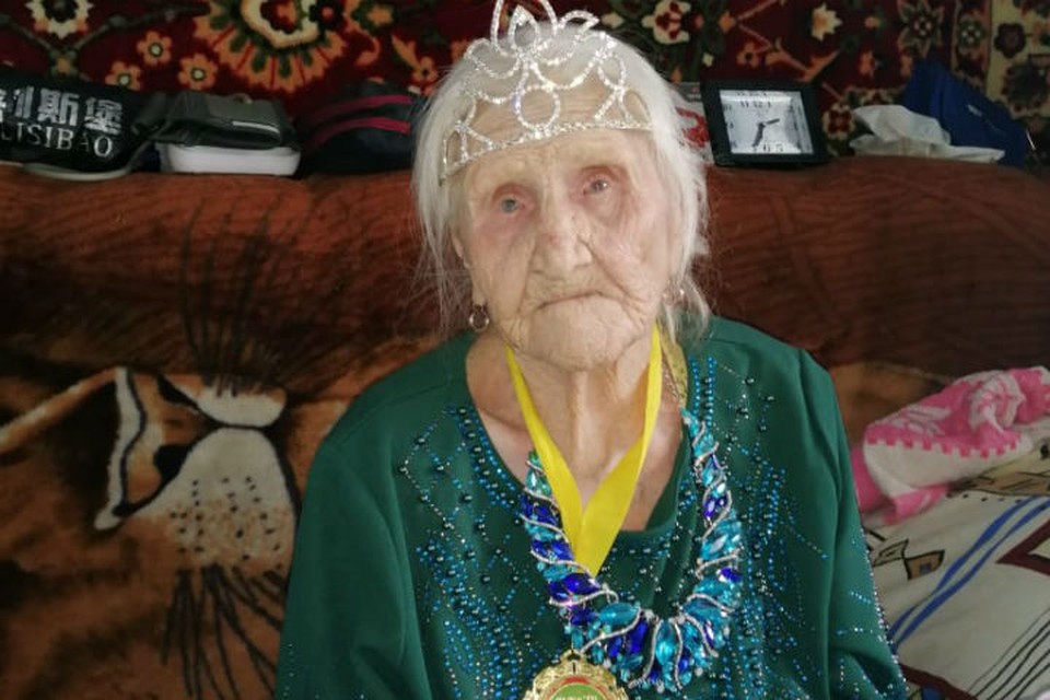 На этом фото Вера Забелина отмечает свое 100-летие. Тогда родные подарили бабушке корону. Фото: предоставлено 