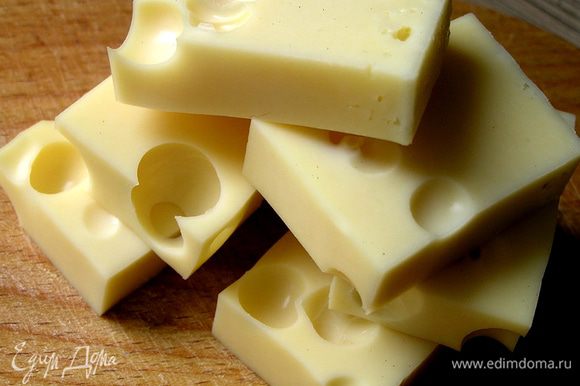Сыр нарезать порционными кусочками, толщиной 1-1,5 см. Сыр нарезать порционными кусочками, толщиной 1-1,5 см.