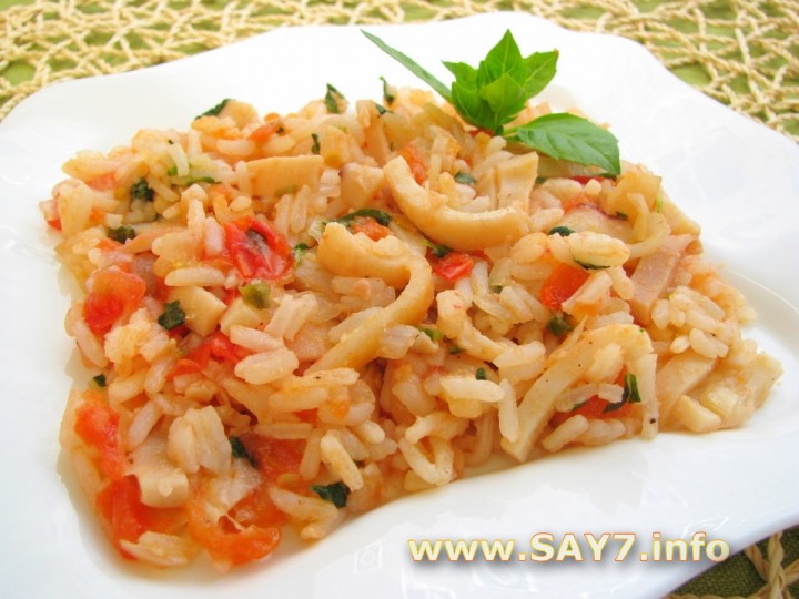 Кальмары с рисом и помидорами