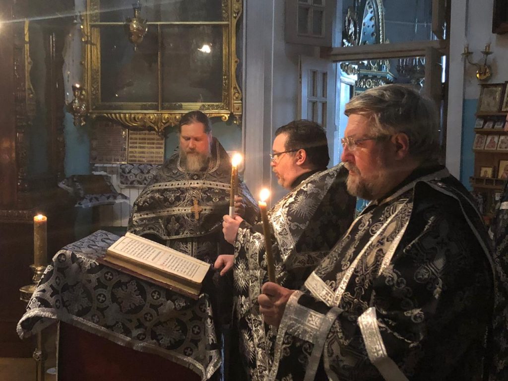 В Пасхальную ночь храмы Северного рекомендуют прихожанам молиться дома