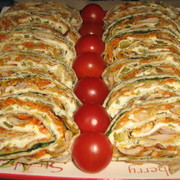 Рулет из лаваша с курицей и овощами.