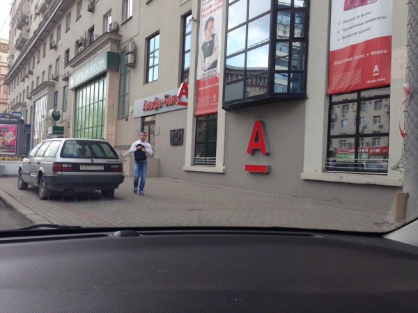 Неизвестный захватил не меньше пяти человек в отделении банка в Москве