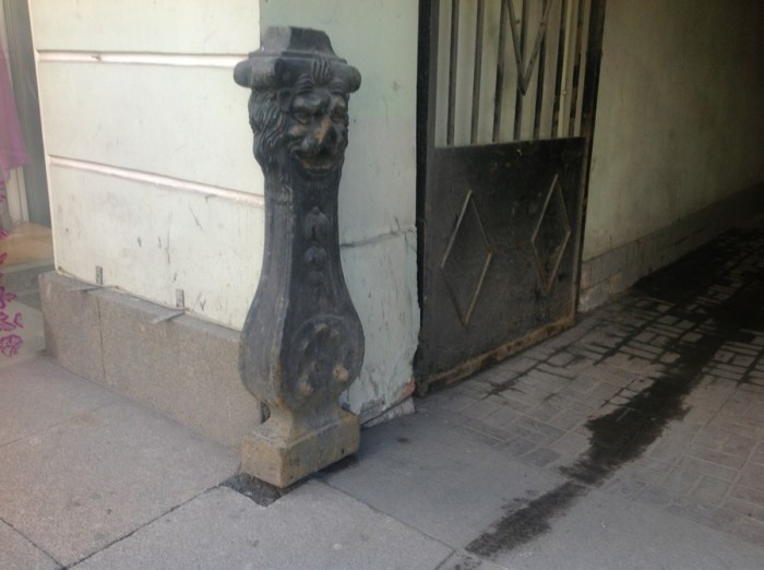 Колесоотбойная тумба при въезде во двор Строгановского дворца. /Фото:somicheva.livejournal.com Какие «пережитки прошлого» времён царской России можно увидеть на улицах Питера сегодня