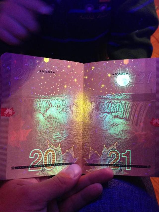 CanadianPassport12 Новый паспорт гражданина Канады в свете ультрафиолета