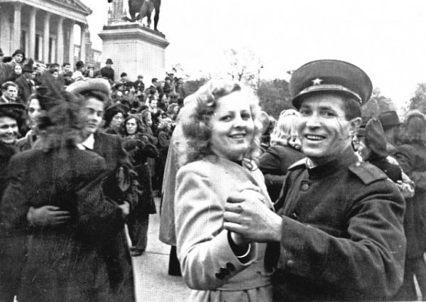 Как маршал Конев решил проблему насилия над женщинами в оккупированной Германии Как маршал Конев решил проблему насилия над женщинами в оккупированной Германии