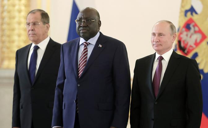 На фото: министр иностранных дел РФ Сергей Лавров, чрезвычайный и полномочный посол Республики Южный Судан в РФ Чол Тонг Маяй Джанг и президент РФ Владимир Путин (слева направо)