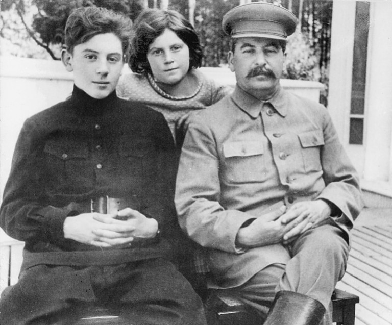 СЫНОВЬЯ УХОДЯТ В БОЙ: КАК ВОЕВАЛИ ДЕТИ СТАЛИНА СЫНОВЬЯ УХОДЯТ В БОЙ: КАК ВОЕВАЛИ ДЕТИ СТАЛИНА