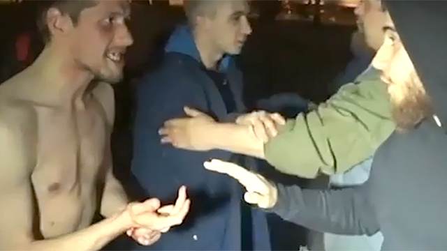 Видео: в Москве пьяные любители панк-рока устроили с общественниками бои без правил