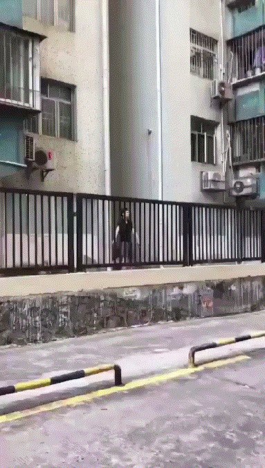 Осторожно, ветрено! gif, ветер, погода, подстава, прикол, сдувает, ураган, шторм, юмор
