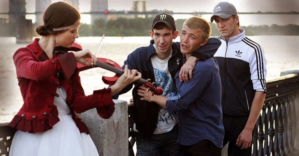 Девушка и гопники Девушка и гопники