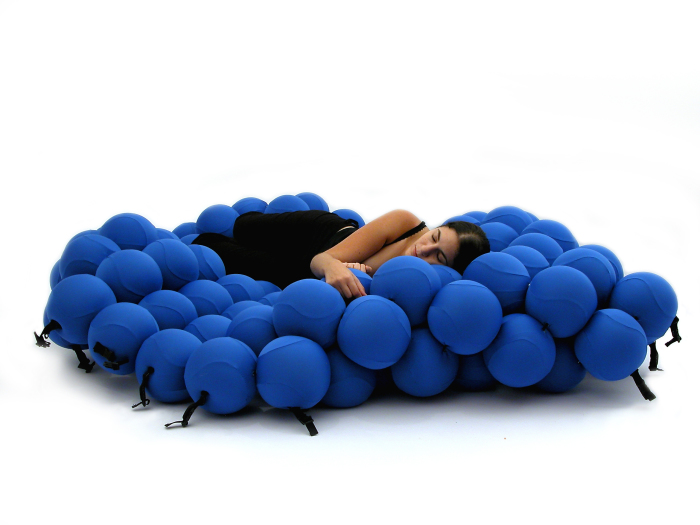 Кровать из множества шаров. 