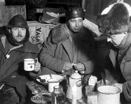 Декабрь 1918 года. Вологда. Служащие американского Красного Креста перевозят в Россию консервы, оставшиеся после вывода войск из Европы