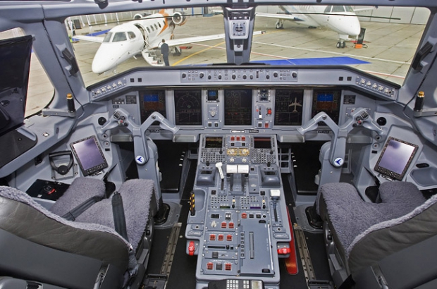 В пилотской кабине самолета Embraer Lineage 1000