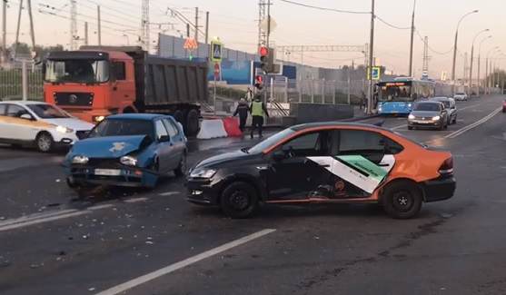 Видео: три человека пострадали в ДТП с машиной каршеринга в Москве