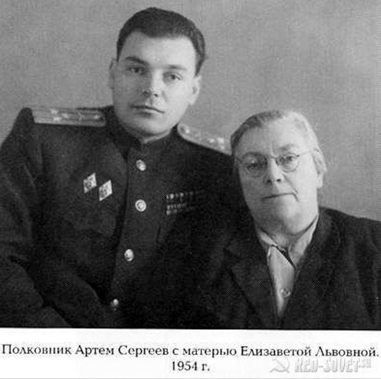 СЫНОВЬЯ УХОДЯТ В БОЙ: КАК ВОЕВАЛИ ДЕТИ СТАЛИНА СЫНОВЬЯ УХОДЯТ В БОЙ: КАК ВОЕВАЛИ ДЕТИ СТАЛИНА