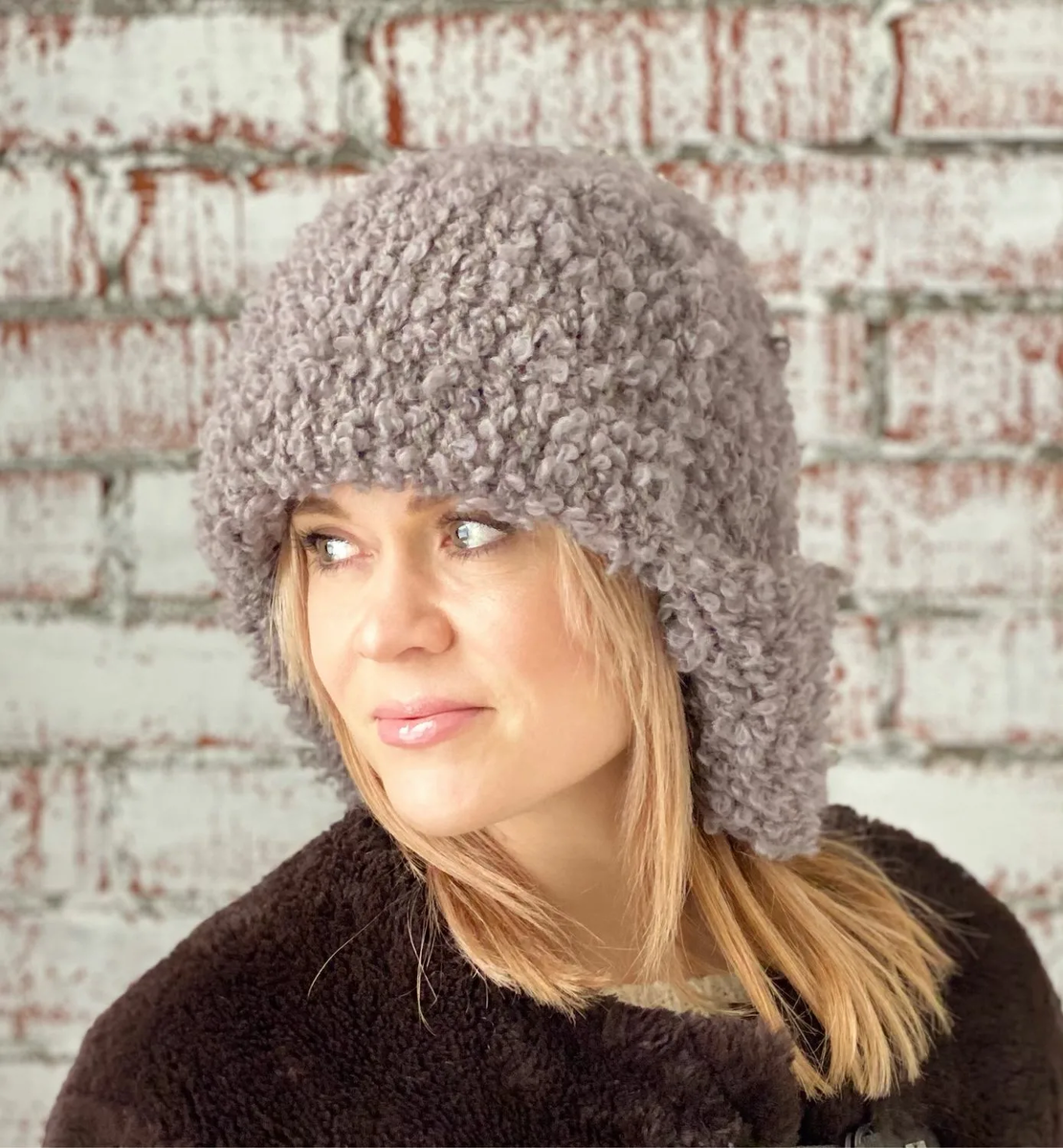 Выбрать шапку на зиму непросто. Одним из вариантом может стать традиционный русский головной убор – шапка-ушанка.