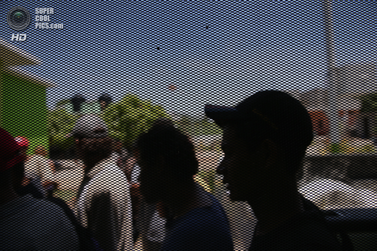 Мексика. Сьюдад-Истепек, Оахака. 4 августа. Гватемальские нелегальные иммигранты в очереди за обедом в убежище «Hermanos en el Camino», что можно перевести как «Братья в пути». (John Moore/Getty Images)