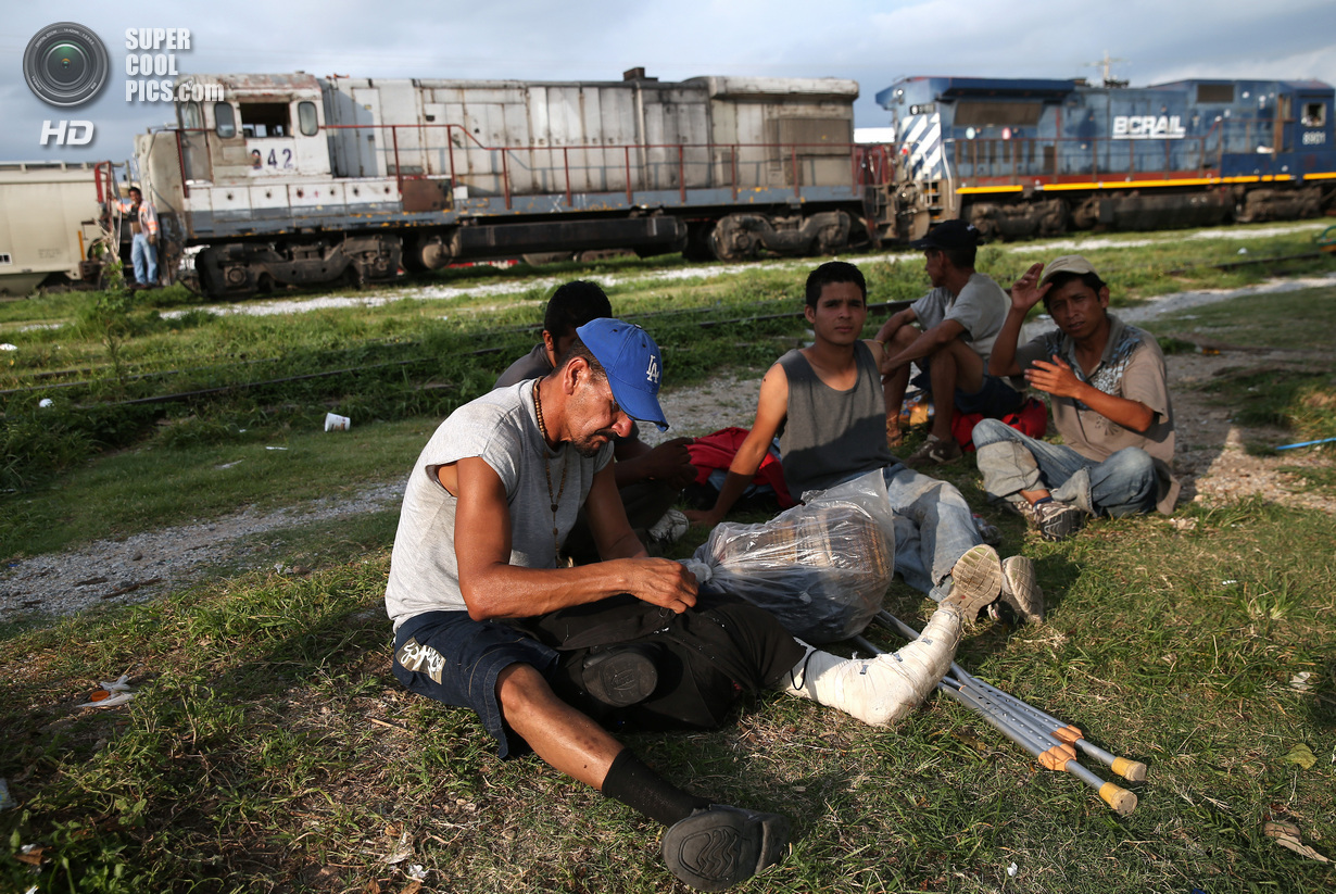 Мексика. Арриага, Чьяпас. 4 августа. Гватемальские нелегальные иммигранты готовятся к посадке на грузовой поезд, направляющийся на север. (John Moore/Getty Images)