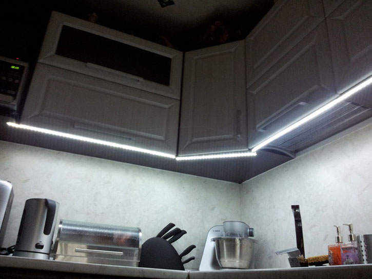 установка светодиодной ленты на кухне или в ванной
