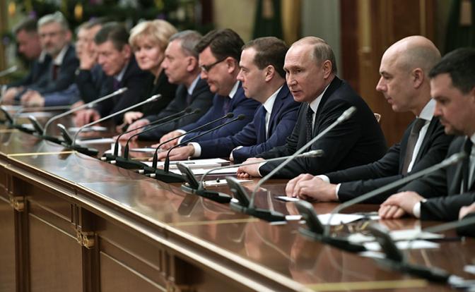 На фото: вице-премьер РФ Максим Акимов, первый вице-премьер РФ - министр финансов РФ Антон Силуанов, президент России Владимир Путин и премьер-министр РФ Дмитрий Медведев (справа налево) во время встречи с членами правительства РФ