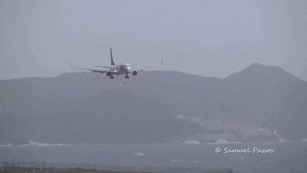 Пилотам и водителям не позавидуешь gif, ветер, погода, подстава, прикол, сдувает, ураган, шторм, юмор