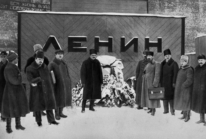 Первый деревянный Мавзолей, 1924 год Что хранится сегодня в Мавзоле: мумия Ленина, восковая фигура или кукла?