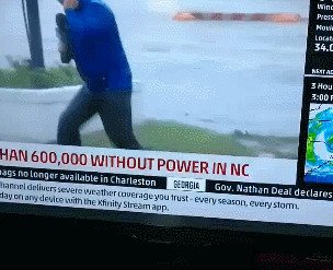 И не верьте всему, что видите gif, ветер, погода, подстава, прикол, сдувает, ураган, шторм, юмор