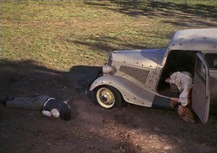 <B>Бонни и Клайд (1967)</B><BR> Легендарный фильм Артура Пенна, вколотивший, по словам Мартина Скорсезе, последний гвоздь в старое американское кино, заканчивается масштабной, со вкусом сделанной сценой расстрела главных героев. Самые культовые сцены мирового кинематографа