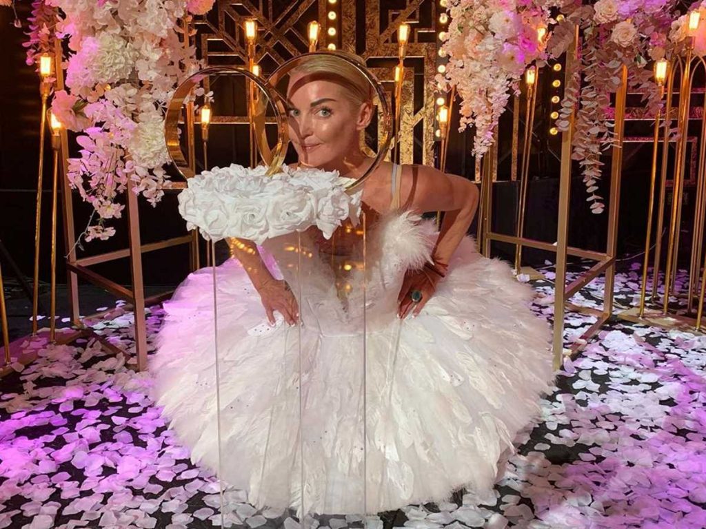 «С днем нашей свадьбы»: Волочкова показала фото в подвенечном платье
