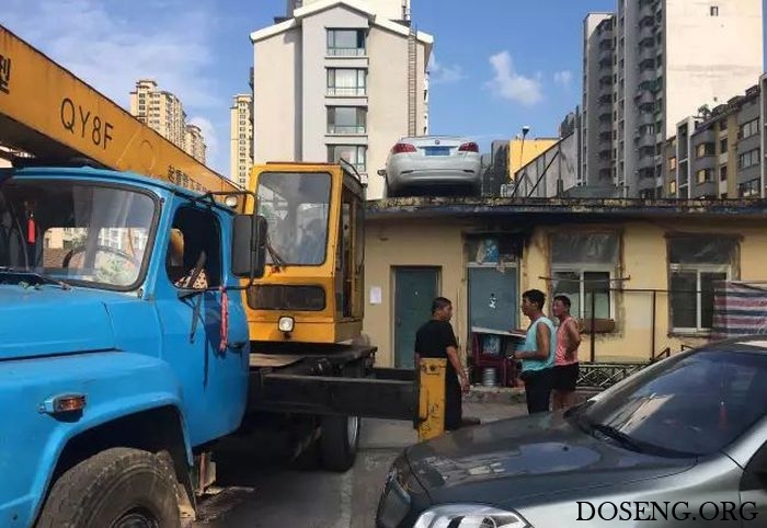 Жильцы дома проучили автоледи за наглую парковку Жильцы дома проучили автоледи за наглую парковку