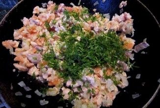 Блинные мешочки с жюльеном из красной рыбы