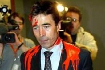 Генсека НАТО облили краской и назвали преступником. В сети появилось видео
