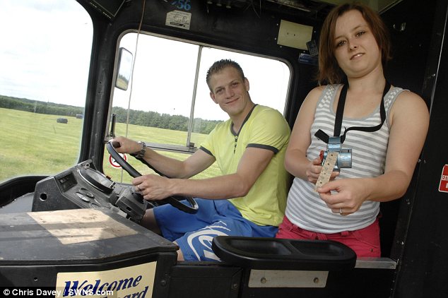 Эта пара не платит ипотеку, а живет в двухэтажном автобусе