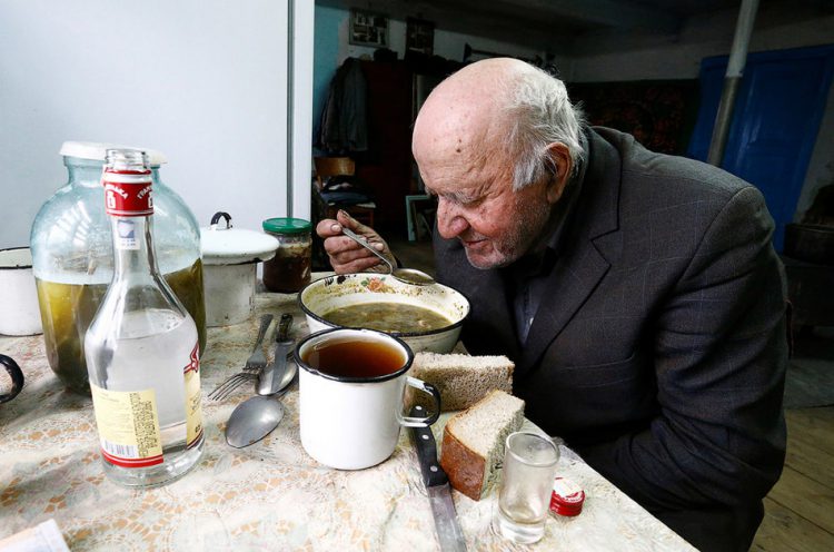 Этому дедушке из Чернобыля 90 лет, и у него есть один секрет!