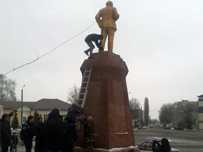 Демонтаж паметника Ленину в Ахтырке.