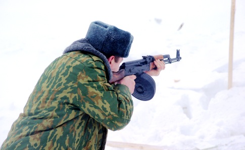 Стрельба непрерывной очередью из АК первых выпусков с магазином увеличенной емкости. Фото А. Петрова