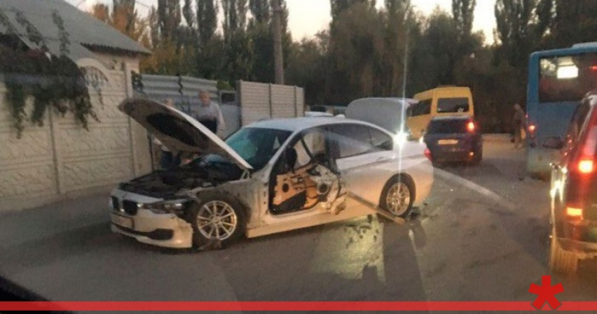 В Симферополе маршрутка оторвала дверь иномарке В Симферополе маршрутка оторвала дверь иномарке