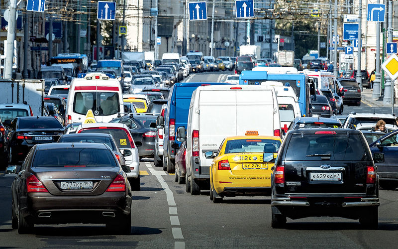 Движение автомобиля в транспортном интенсивном потоке Движение автомобиля в транспортном интенсивном потоке
