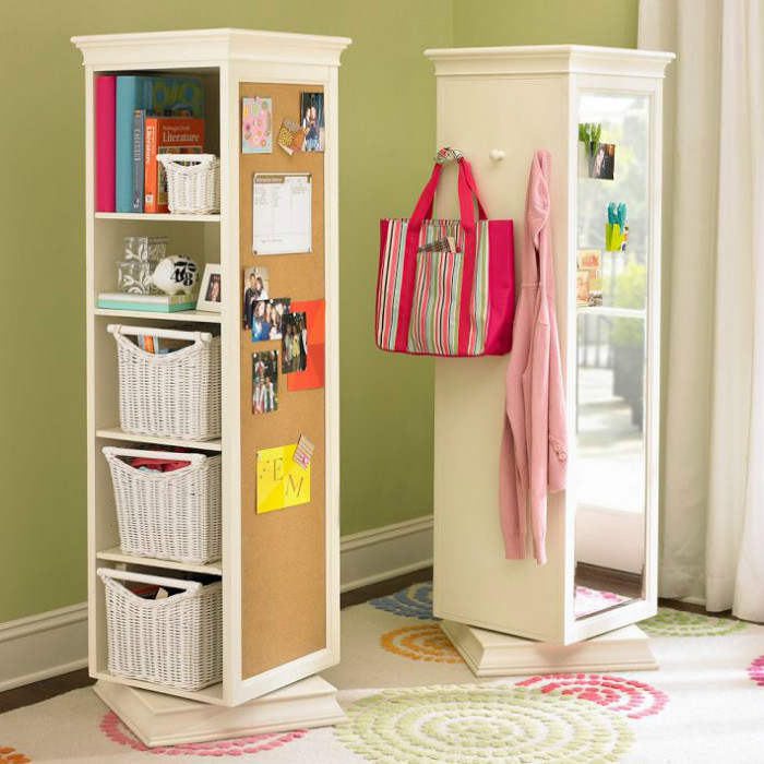 Крутящийся шкаф-ниша оснащён зеркалом, крючками для одежды, полками для хранения